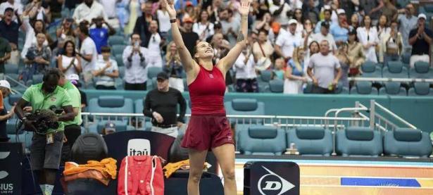  穆古鲁扎迎来七赛季高光表现，加拿大队球迷沸腾！