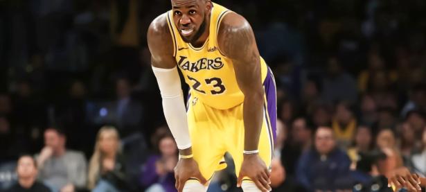 詹姆斯连续十二场比赛得分超过出色防守，热火挑战极限！的简单介绍